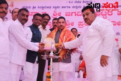 ಕಾರ್ಯಕರ್ತರ ಪ್ರೀತಿ ಹಾಗೂ ಗೌರವದ ಕಾರ್ಯಕ್ರಮಗಳ ಕುರಿತು ಮೆಚ್ಚುಗೆ ವ್ಯಕ್ತಪಡಿಸಿದ ಕೇಂದ್ರ ಸಚಿವ ಪ್ರಹ್ಲಾದ್ ಜೋಶಿ –  ಕಾರ್ಯಕ್ರಮ ಗಳಿಗೆ ಬಂದು ಭಾಷಣ ಬೀಗಿದು ಹಾರ ತುರಾಯಿ ಹಾಕಿಸಿಕೊಳ್ಳುವ ಸಂಸ್ಕ್ರತಿಯ ನಡುವೆ ಮಾದರಿಯಾದ ಕೇಂದ್ರ ಸಚಿವ ಪ್ರಹ್ಲಾದ್ ಜೋಶಿ