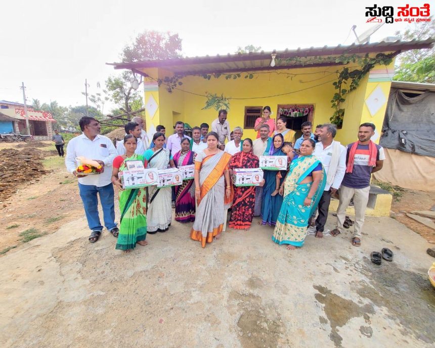 ಕಲಘಟಗಿ ಕ್ಷೇತ್ರದಲ್ಲಿ ಮುಂದುವರೆದ ಛಬ್ಬಿ ಟೀಮ್ ನಿಂದ ಕುಕ್ಕರ್ ವಿತರಣೆ – ಕಾಲಿಗೆ ಚಕ್ರ ಕಟ್ಟಿಕೊಂಡು ಊರುರು ತಿರುಗಾಡುತ್ತಿದ್ದಾರೆ ಶ್ರೀಮತಿ ಜ್ಯೋತಿ ನಾಗರಾಜ ಛಬ್ಬಿ