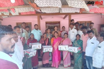 ಕಲಘಟಗಿ ಯಲ್ಲಿ ಮುಂದುವರೆದ ಛಬ್ಬಿ ಟೀಮ್ ನಿಂದ ಕುಕ್ಕರ್ ವಿತರಣೆ…..