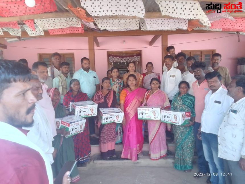 ಕಲಘಟಗಿ ಯಲ್ಲಿ ಮುಂದುವರೆದ ಛಬ್ಬಿ ಟೀಮ್ ನಿಂದ ಕುಕ್ಕರ್ ವಿತರಣೆ….. ಕಲಘಟಗಿ ಯಲ್ಲಿ ಮುಂದುವರೆದ ಛಬ್ಬಿ ಟೀಮ್ ನಿಂದ ಕುಕ್ಕರ್ ವಿತರಣೆ…..