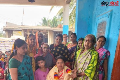 ಪತಿಯ ಪರವಾಗಿ ಕಲಘಟಗಿ ಕ್ಷೇತ್ರದಲ್ಲಿ ಮುಂದುವರೆದ ಶ್ರೀಮತಿ ಜ್ಯೋತಿ ನಾಗರಾಜ ಛಬ್ಬಿ ಪ್ರವಾಸ – ಬಿ ಹೂಲಕಟ್ಟಿಯಲ್ಲಿ ಆಂಜನೇಯ ದೇವಸ್ಥಾನದಿಂದ ಮತ್ತೆ ಆರಂಭಗೊಂಡ ಕುಕ್ಕರ್ ವಿತರಣೆ ಅಪಾರ ಸಂಖ್ಯೆಯಲ್ಲಿ ಮಹಿಳೆಯರ ಬೆಂಬಲ