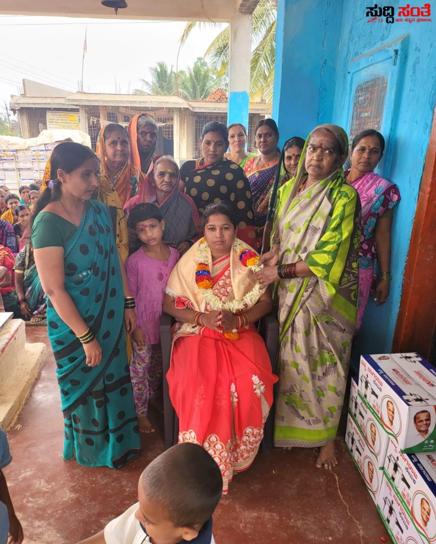 ಪತಿಯ ಪರವಾಗಿ ಕಲಘಟಗಿ ಕ್ಷೇತ್ರದಲ್ಲಿ ಮುಂದುವರೆದ ಶ್ರೀಮತಿ ಜ್ಯೋತಿ ನಾಗರಾಜ ಛಬ್ಬಿ ಪ್ರವಾಸ – ಬಿ ಹೂಲಕಟ್ಟಿಯಲ್ಲಿ ಆಂಜನೇಯ ದೇವಸ್ಥಾನದಿಂದ ಮತ್ತೆ ಆರಂಭಗೊಂಡ ಕುಕ್ಕರ್ ವಿತರಣೆ ಅಪಾರ ಸಂಖ್ಯೆಯಲ್ಲಿ ಮಹಿಳೆಯರ ಬೆಂಬಲ