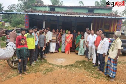 ಪರಸಾಪೂರ ಗ್ರಾಮದಲ್ಲಿ ಕುಕ್ಕರ್ ವಿತರಣೆ ಪೂರ್ಣಗೊಳಿಸಿದ ಛಬ್ಬಿ ಟೀಮ್ – ಬೆಂಬಲಿಗರೊಂದಿಗೆ ಮನೆ ಮನೆಗೂ ತೆರಳಿ ಕುಕ್ಕರ್ ವಿತರಣೆ ಮಾಡಿ ಸಮಸ್ಯೆ ಆಲಿಸಿದ ಶ್ರೀಮತಿ ಜ್ಯೋತಿ ನಾಗರಾಜ ಛಬ್ಬಿ