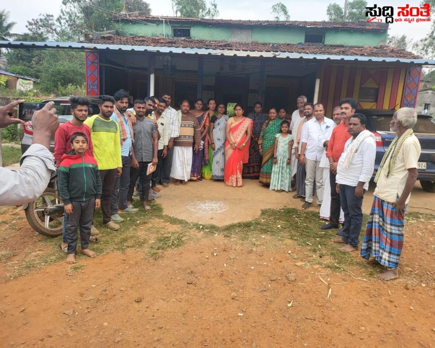 ಪರಸಾಪೂರ ಗ್ರಾಮದಲ್ಲಿ ಕುಕ್ಕರ್ ವಿತರಣೆ ಪೂರ್ಣಗೊಳಿಸಿದ ಛಬ್ಬಿ ಟೀಮ್ – ಬೆಂಬಲಿಗರೊಂದಿಗೆ ಮನೆ ಮನೆಗೂ ತೆರಳಿ ಕುಕ್ಕರ್ ವಿತರಣೆ ಮಾಡಿ ಸಮಸ್ಯೆ ಆಲಿಸಿದ ಶ್ರೀಮತಿ ಜ್ಯೋತಿ ನಾಗರಾಜ ಛಬ್ಬಿ