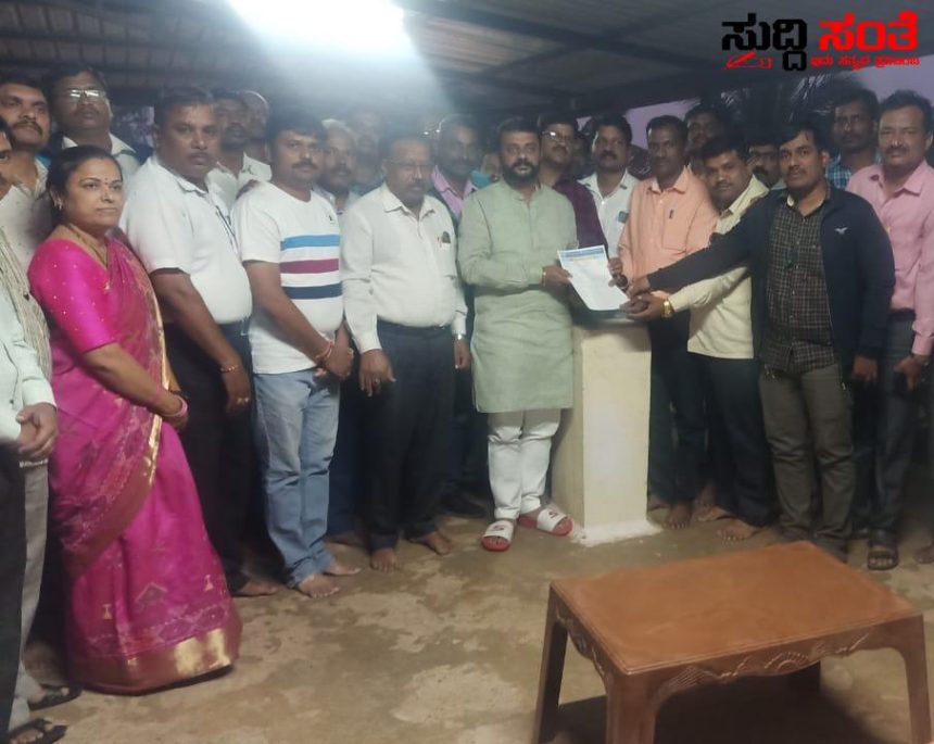 ಹಳೆ ಪಿಂಚಣಿ ಜಾರಿ ಬಗ್ಗೆ ಮುಖ್ಯಮಂತ್ರಿಗಳೊಂದಿಗೆ ಚರ್ಚೆ ಶಾಸಕ ಅಮೃತ ದೇಸಾಯಿ ಸರಕಾರವು ನೌಕರರ ಬಗ್ಗೆ ಕಾಳಜಿ ಹೊಂದಿದೆ ಎಂದ ಶಾಸಕರು…..