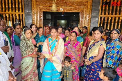 ಸೋಲಾರಗೊಪ್ಪ ದಲ್ಲಿ ಸಿಟಿ ಒಡೆದ ಛಬ್ಬಿ ಕುಕ್ಕರ್ ಗಳು – ಪತಿಯ ಪರವಾಗಿ ಬೆಂಬಲಿಗರೊಂದಿಗೆ ಮನೆ ಮನೆಗೂ ತೆರಳಿ ಕುಕ್ಕರ್ ವಿತರಣೆ ಮಾಡಿದ ಶ್ರೀಮತಿ ಜ್ಯೋತಿ ನಾಗರಾಜ ಛಬ್ಬಿ