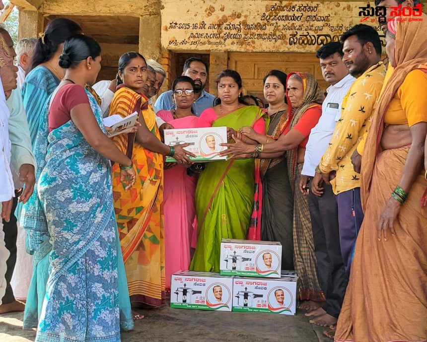 ಡೊಂಬರಿಕೊಪ್ಪ ತುಂಬೆಲ್ಲಾ ಡಂ ಡಂ ಸದ್ದು ಮಾಡುತ್ತಿರುವ ಛಬ್ಬಿ ಕುಕ್ಕರ್ ಗಳು – ಕ್ಷೇತ್ರದಲ್ಲಿ ಹೋದಲ್ಲೇಲ್ಲ ಶ್ರೀಮತಿ ಜ್ಯೋತಿ ನಾಗರಾಜ ಛಬ್ಬಿ ಅವರಿಗೆ ಕಂಡು ಬರುತ್ತಿದೆ ಅಭೂತಪೂರ್ಣ ಬೆಂಬಲ ಸ್ಪಂದನೆ