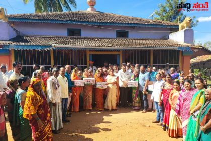 ಡೋರಿ ಗ್ರಾಮದಲ್ಲಿ ನಾಗರಾಜ ಛಬ್ಬಿ ಟೀಮ್ ನಿಂದ ಕುಕ್ಕರ್ ಗಳ ವಿತರಣೆ – ಗ್ರಾಮಕ್ಕೆ ಆಗಮಿಸಿದ ಶ್ರೀಮತಿ ಜ್ಯೋತಿ ನಾಗರಾಜ ಛಬ್ಬಿ ಅವರ ಮುಂದೆ ಸಮಸ್ಯೆಗಳನ್ನು ಹೇಳಿಕೊಂಡು ಬೆಂಬಲ ನೀಡಿದ ಗ್ರಾಮಸ್ಥರು