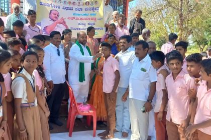 ಕುಂದಗೋಳ ದಲ್ಲಿ ಮಾಜಿ ಮುಖ್ಯಮಂತ್ರಿ HDK ಹುಟ್ಟು ಹಬ್ಬ ಆಚರಣೆ – ಹಜರತ್ ಅಲಿ ಜೋಡಮನಿ ನೇತೃತ್ವದಲ್ಲಿ ಬಡ ಮಕ್ಕಳಿಗೆ ನೋಟ್ ಬುಕ್ ವಿತರಣೆ ರೋಗಿಗಳಿಗೆ ಹಣ್ಣು ಹಂಪಲ ವಿತರಣೆ