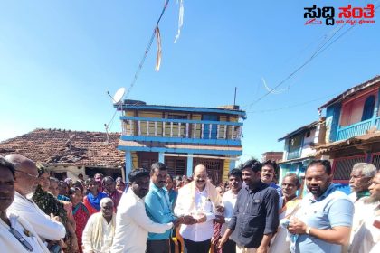 ಕಲಘಟಗಿ ಯಲ್ಲಿ ಮುಂದುವರೆದ ನಾಗರಾಜ ಛಬ್ಬಿ ಕುಕ್ಕರ್ ವಿತರಣೆ ಕಾರ್ಯ – ಬೊಗೇನಾಗರಕೊಪ್ಪ ಗ್ರಾಮದಲ್ಲಿ ಛಬ್ಬಿ ಟೀಮ್ ಗೆ ಗ್ರಾಮಸ್ಥರಿಂದ ಕಂಡು ಬಂದಿತು ಅಭೂತಪೂರ್ಣ ಬೆಂಬಲ