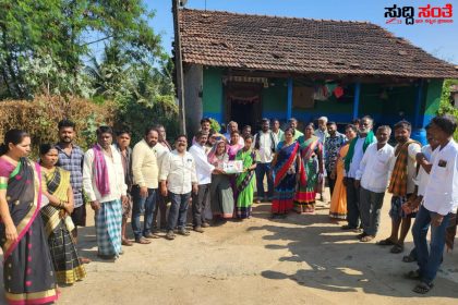 ಕಲಘಟಗಿ ಕ್ಷೇತ್ರದಲ್ಲಿ ಮುಂದುವರೆದ ಛಬ್ಬಿ ಟೀಮ್ ನಿಂದ ಕುಕ್ಕರ್ ವಿತರಣೆ – ಎಮ್ಮೆಟ್ಟಿ ಗ್ರಾಮಸ್ಥರಿಂದ ಛಬ್ಬಿ ಗೆ ಬಹು ಪರಾಕ್ ಗ್ರಾಮದ ತುಂಬೆಲ್ಲಾ ಕುಕ್ಕರ್ ಗಳ ವಿತರಣೆ