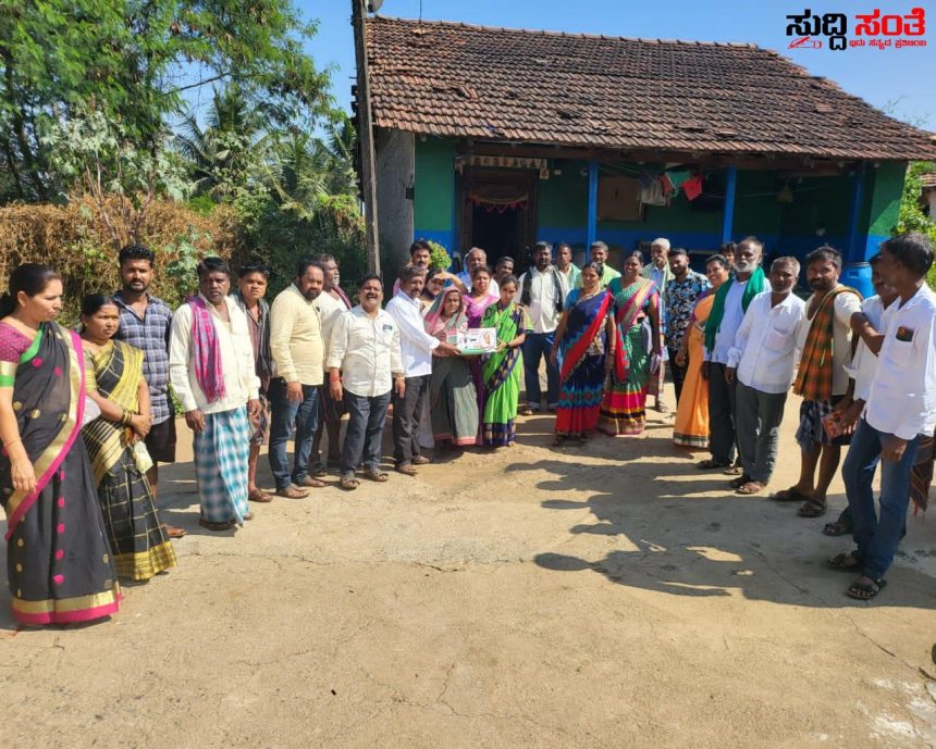 ಕಲಘಟಗಿ ಕ್ಷೇತ್ರದಲ್ಲಿ ಮುಂದುವರೆದ ಛಬ್ಬಿ ಟೀಮ್ ನಿಂದ ಕುಕ್ಕರ್ ವಿತರಣೆ – ಎಮ್ಮೆಟ್ಟಿ ಗ್ರಾಮಸ್ಥರಿಂದ ಛಬ್ಬಿ ಗೆ ಬಹು ಪರಾಕ್ ಗ್ರಾಮದ ತುಂಬೆಲ್ಲಾ ಕುಕ್ಕರ್ ಗಳ ವಿತರಣೆ ಕಲಘಟಗಿ ಕ್ಷೇತ್ರದಲ್ಲಿ ಮುಂದುವರೆದ ಛಬ್ಬಿ ಟೀಮ್ ನಿಂದ ಕುಕ್ಕರ್ ವಿತರಣೆ – ಎಮ್ಮೆಟ್ಟಿ ಗ್ರಾಮಸ್ಥರಿಂದ ಛಬ್ಬಿ ಗೆ ಬಹು ಪರಾಕ್ ಗ್ರಾಮದ ತುಂಬೆಲ್ಲಾ ಕುಕ್ಕರ್ ಗಳ ವಿತರಣೆ