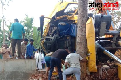ಬೈಕ್ ಗೆ ಟಿಪ್ಪರ್ ಡಿಕ್ಕಿ ಇಬ್ಬರ ದುರ್ಮರಣ ಅತಿ ವೇಗವಾಗಿ ಬಂದ ಟಿಪ್ಪರ್ ಬೈಕ್ ಗೆ ಡಿಕ್ಕಿಯಾಗಿ ತೆಂಗಿನ ಮರಕ್ಕೆ ಡಿಕ್ಕಿ…..