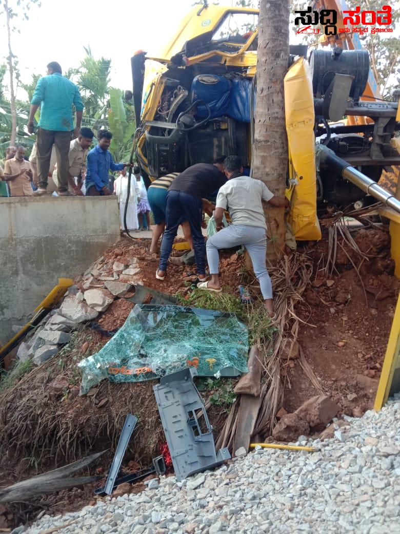 ಬೈಕ್ ಗೆ ಟಿಪ್ಪರ್ ಡಿಕ್ಕಿ ಇಬ್ಬರ ದುರ್ಮರಣ ಅತಿ ವೇಗವಾಗಿ ಬಂದ ಟಿಪ್ಪರ್ ಬೈಕ್ ಗೆ ಡಿಕ್ಕಿಯಾಗಿ ತೆಂಗಿನ ಮರಕ್ಕೆ ಡಿಕ್ಕಿ…..