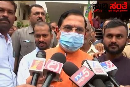 ಬಡವರು ಎಂದರೆ ನಿಮಗೆ ಕಾಲಾಗಿನ ಕಸನಾ,ವ್ಯವಹಾರ ಮಾಡುವವರಿಗೂ ಪ್ರೋತ್ಸಾಹ ನಿಡೋದಿಲ್ಲ ಬ್ಯಾಂಕ್ ಅಧಿಕಾರಿಗಳಿಗೆ ನೀರಿಳಿಸಿದ ಕೇಂದ್ರ ಸಚಿವ ಪ್ರಹ್ಲಾದ್ ಜೋಶಿ – ರಾಜಕಾರಣಿಗಳಿಗೆ ಜನಪರ ಕಾಳಜಿ ಹೇಗೆ ಇರಬೇಕು ಎಂಬೊದನ್ನು ಸಾರ್ವಜನಿಕರವಾಗಿ ತೋರಿಸಿಕೊಟ್ಟು ಮಾದರಿಯಾದ ಕೇಂದ್ರ ಸಚಿವ ಪ್ರಹ್ಲಾದ್ ಜೋಶಿಯವರು