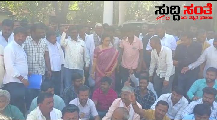 ಮಾಜಿ ಸಚಿವ ವಿನಯ ಕುಲಕರ್ಣಿಗೆ ಅನಾಮಧೇಯ ಪತ್ರ ಧಾರವಾಡದಲ್ಲಿ ಕಾಂಗ್ರೇಸ್ ಪಕ್ಷದಿಂದ ಪ್ರತಿಭಟನೆ – ಧಾರವಾಡ ಗ್ರಾಮೀಣ ಪಕ್ಷದ ನಾಯಕರ ಕಾರ್ಯಕರ್ತರ ಹೋರಾಟಕ್ಕೆ ಸಾಧ್ ನೀಡಿದ ವಿನಯ ಕುಲಕರ್ಣಿ ಕುಟುಂಬಸ್ಥರು