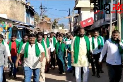 ಧಾರವಾಡದ ಉಪ್ಪಿನ ಬೆಟಗೇರಿಯಿಂದ ಆರಂಭಗೊಂಡ ಕಾಂಗ್ರೆಸ್ ಪಾದಯಾತ್ರೆ ಮಾಜಿ ಸಚಿವ ವಿನಯ ಕುಲಕರ್ಣಿ ಪತ್ನಿ ಗೆ ಸಾಥ್ ನೀಡಿದ್ದಾರೆ ಪಕ್ಷದ ಮುಖಂಡರು ಕಾರ್ಯಕರ್ತರು…..