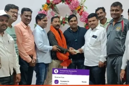 OPS ನೌಕರರಾದರೂ NPS ಹೋರಾಟಕ್ಕೆ ನೆರವು ನೀಡಿದ ಶಿಕ್ಷಕ ಅಯ್ಯಪ್ಪ ಮೋಕಾಶಿ – 5001 ರೂಪಾಯಿ ದೇಣಿಗೆ ನೀಡಿ ಹೋರಾಟಗಾರರಿಗೆ ನೆರವಾದ ಯುವ ಶಿಕ್ಷಕ