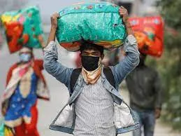 KAS ಪರೀಕ್ಷೆ ಪಾಸಾದ ಕೂಲಿ ಕಾರ್ಮಿಕ – ರೈಲು ನಿಲ್ದಾಣದಲ್ಲಿ ಕೂಲಿ ಮಾಡುತ್ತಾ ಶೇ 82 ರಷ್ಟು ಅಂಕ ಪಡೆದು ಎಲ್ಲರಿಗೂ ಸ್ಪೂರ್ತಿಯಾದ ಶ್ರೀನಾಥ