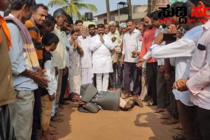 ಶಾಸಕ ಅಮೃತ ದೇಸಾಯಿ ಮತ್ತೆ ಶಾಸಕರಾಗಲಿ 450 ಕಿಲೋ ಮೀಟರ ಆರಂಭಗೊಂಡ ಅಭಿಮಾನಿಯ ಉರುಳು ಸೇವೆ –  ನರೇಂದ್ರ ಗ್ರಾಮದಿಂದ ಪಂಡರಪುರದವರೆಗಿನ ಉರುಳು ಸೇವೆಗೆ ಚಾಲನೆ ನೀಡಿ ಶುಭ ಹಾರೈಸಿದ ಶಾಸಕ ಅಮೃತ ದೇಸಾಯಿ