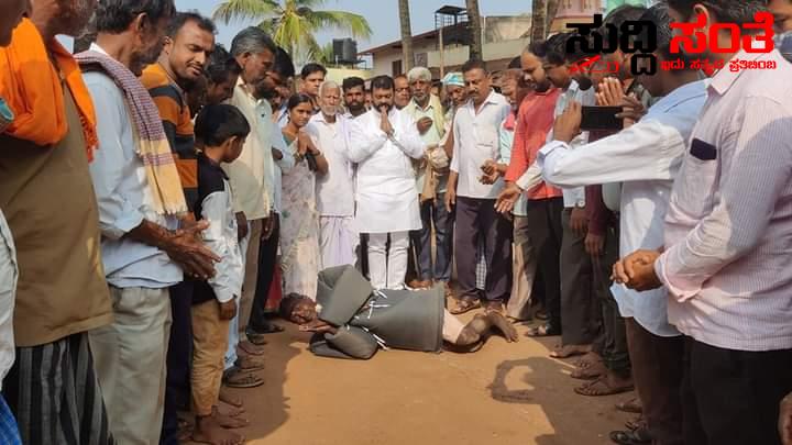 ಶಾಸಕ ಅಮೃತ ದೇಸಾಯಿ ಮತ್ತೆ ಶಾಸಕರಾಗಲಿ 450 ಕಿಲೋ ಮೀಟರ ಆರಂಭಗೊಂಡ ಅಭಿಮಾನಿಯ ಉರುಳು ಸೇವೆ – ನರೇಂದ್ರ ಗ್ರಾಮದಿಂದ ಪಂಡರಪುರದವರೆಗಿನ ಉರುಳು ಸೇವೆಗೆ ಚಾಲನೆ ನೀಡಿ ಶುಭ ಹಾರೈಸಿದ ಶಾಸಕ ಅಮೃತ ದೇಸಾಯಿ ಶಾಸಕ ಅಮೃತ ದೇಸಾಯಿ ಮತ್ತೆ ಶಾಸಕರಾಗಲಿ 450 ಕಿಲೋ ಮೀಟರ ಆರಂಭಗೊಂಡ ಅಭಿಮಾನಿಯ ಉರುಳು ಸೇವೆ – ನರೇಂದ್ರ ಗ್ರಾಮದಿಂದ ಪಂಡರಪುರದವರೆಗಿನ ಉರುಳು ಸೇವೆಗೆ ಚಾಲನೆ ನೀಡಿ ಶುಭ ಹಾರೈಸಿದ ಶಾಸಕ ಅಮೃತ ದೇಸಾಯಿ