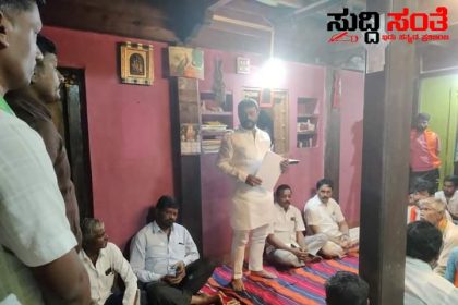 ಪಕ್ಷದ ಸಂಘಟನೆ ಕುರಿತಂತೆ ತೆಗೂರ ಗ್ರಾಮದಲ್ಲಿ ಸಭೆ ಮಾಡಿದ ಶಾಸಕ ಅಮೃತ ದೇಸಾಯಿ – ಶಾಸಕರಿಗೆ ಸಾಥ್ ನೀಡಿದ KMF ಅಧ್ಯಕ್ಷ ಶಂಕರ ಮುಗದ ಮತ್ತು ಮುಖಂಡರು ಕಾರ್ಯಕರ್ತರು