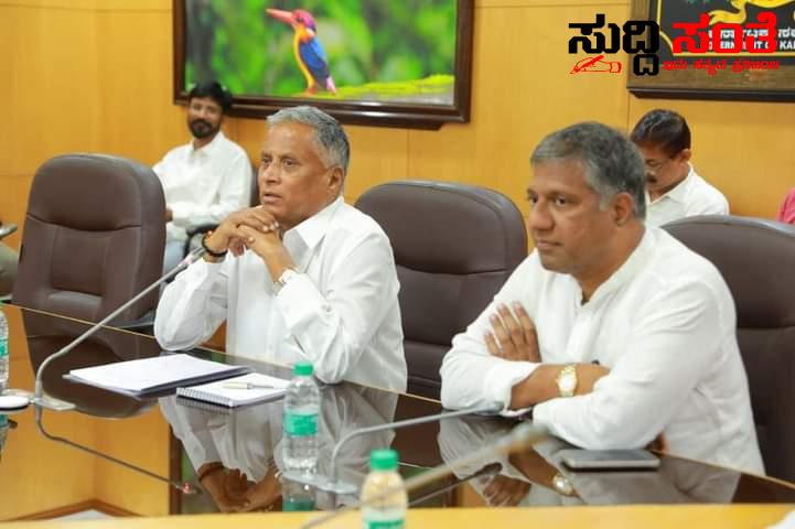 ವಸತಿ ಯೋಜನೆ ಪ್ರಗತಿ ಪರಿಶೀಲನಾ ಸಭೆಯಲ್ಲಿ ಪಾಲ್ಗೊಂಡ ಶಾಸಕ ಅರವಿಂದ ಬೆಲ್ಲದ – ವಿವಿಧ ಅಭಿವೃದ್ದಿ ಕಾಮಗಾರಿಗಳ ಕುರಿತಂತೆ ಸಚಿವರೊಂದಿಗೆ ಪ್ರಗತಿ ಪರಿಶೀಲನೆ ಮಾಡಿದ ಶಾಸಕರು