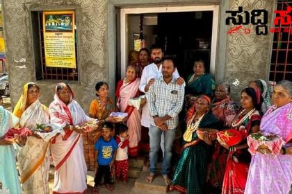 ರಜತ್ ಉಳ್ಳಾಗಡ್ಡಿಮಠ ರಿಗೆ ಹರಕೆ ಹೊತ್ತು ಆಶೀರ್ವಾದ ಮಾಡಿದ ಜೋಗಮ್ಮರು –ಸಮಾಜದಲ್ಲಿ ನಮ್ಮ ನಡುವೆ ಇರುವ ಜೋಗಮ್ಮ ರಿಗೆ ಸನ್ಮಾನಿಸಿ ಉಡುಗೊರೆ ನೀಡಿ ಗೌರವಿಸಿದ ರಜತ್ ಉಳ್ಳಾಗಡ್ಡಿಮಠ