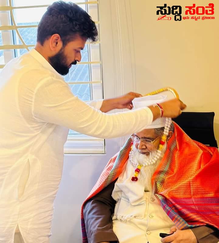ಉತ್ತರಪ್ರದೇಶದ ಲಕ್ನೋ ದ ಇಸ್ಲಾಂ ಧರ್ಮ ಗುರು ಕಾಶಿಂ ಬಾಬಾ ರನ್ನು ಭೇಟಿಯಾದ ರಜತ್ ಉಳ್ಳಾಗಡ್ಡಿಮಠ – ಆಶೀರ್ವಾದ ಪಡೆದ ಯುವ ನಾಯಕನಿಗೆ ಶುಭ ಹಾರೈಸಿದ ಧರ್ಮ ಗುರುಗಳು…..