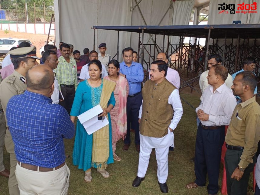 ಪ್ರಧಾನಿ ನರೇಂದ್ರ ಮೋದಿ ಕಾರ್ಯಕ್ರಮ ಸ್ಥಳ ಪರಿಶೀಲನೆ ಮಾಡಿದ ಕೇಂದ್ರ ಸಚಿವ ಪ್ರಹ್ಲಾದ್ ಜೋಶಿ – ಸ್ಥಳ ಪರಿಶೀಲನೆ ನಡೆಸಿ ಮಾಹಿತಿ ಪಡೆದುಕೊಂಡ ಸಚಿವರು…..