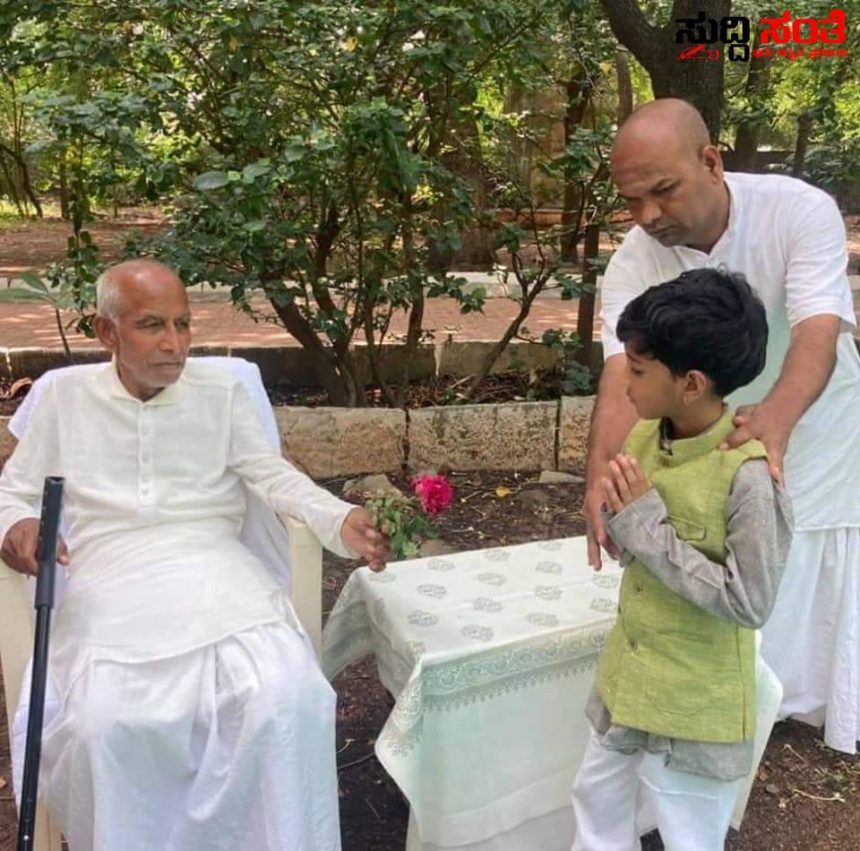 ಸಿದ್ದೇಶ್ವರ ಶ್ರೀಗಳಿಗೆ ತುಂಬಾ ಅಚ್ಚು ಮೆಚ್ಚಾಗಿತ್ತು  ಕಲಿಸು ಗುರುವೇ ಹಾಡು – ಸ್ವಾಮಿಜಿಯ ಮುಂದೆ ಹಾಡಿದ್ದ ಬಾಲಕಿ ಶ್ರೇಯಾ ಳ ಕಲಿಸು ಗುರುವೇ ಹಾಡು ವೈರಲ್