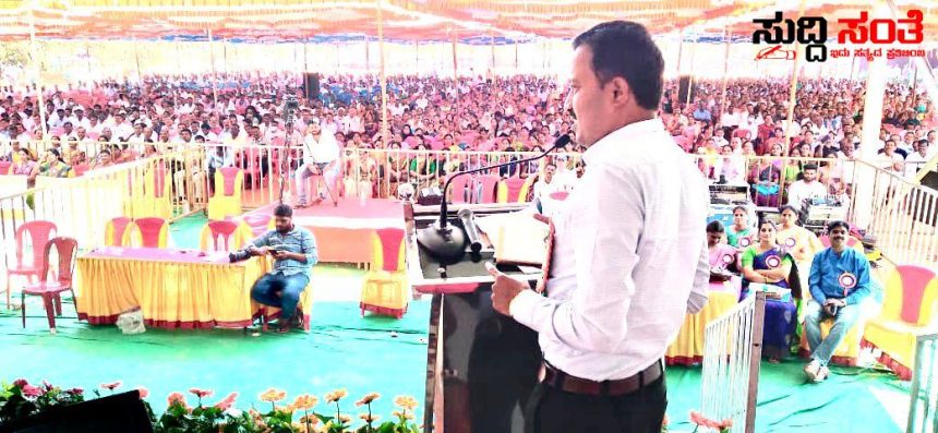 ಹಾಸನ ಜಿಲ್ಲಾ ಕ್ರೀಡಾಂಗಣದಲ್ಲಿ ಅರ್ಥಪೂರ್ಣ ವಾಗಿ ನಡೆಯಿತು ಜಿಲ್ಲಾ ಮಟ್ಟದ ಶೈಕ್ಷಣಿಕ ಕಾರ್ಯಾಗಾರ ಶಿಕ್ಷಣ ಸಚಿವರೊಂದಿಗೆ ಕಾರ್ಯಕ್ರಮ ದಲ್ಲಿ ಪಾಲ್ಗೊಂಡ ಷಡಾಕ್ಷರಿ ಅವರು….. ಹಾಸನ ಜಿಲ್ಲಾ ಕ್ರೀಡಾಂಗಣದಲ್ಲಿ ಅರ್ಥಪೂರ್ಣ ವಾಗಿ ನಡೆಯಿತು ಜಿಲ್ಲಾ ಮಟ್ಟದ ಶೈಕ್ಷಣಿಕ ಕಾರ್ಯಾಗಾರ ಶಿಕ್ಷಣ ಸಚಿವರೊಂದಿಗೆ ಕಾರ್ಯಕ್ರಮ ದಲ್ಲಿ ಪಾಲ್ಗೊಂಡ ಷಡಾಕ್ಷರಿ ಅವರು…..