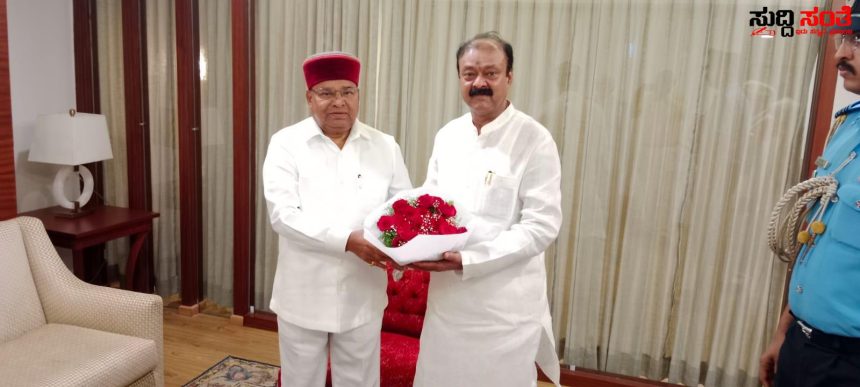 ಹುಬ್ಬಳ್ಳಿಗೆ ಆಗಮಿಸಿದ ರಾಜ್ಯಪಾಲರು ಕೇಂದ್ರ ಸಚಿವರು,ರಾಜ್ಯದ ಸಚಿವರಿಂದ ಸ್ವಾಗತ……