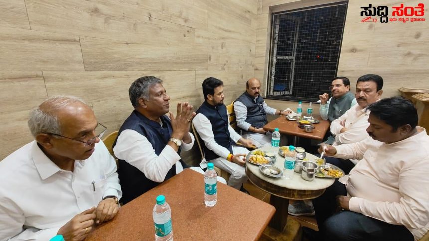 ಹುಬ್ಬಳ್ಳಿಯಲ್ಲಿ ಮಿಸಳ, ಮಸಾಲಿಖಾರ ರುಚಿ ಸವಿದ CM ಮತ್ತು ಕೇಂದ್ರ ಸಚಿವ ಪ್ರಹ್ಲಾದ್ ಜೋಶಿ – ಅನುರಾಗ ಠಾಕೂರ್ ಶಾಸಕ ಅರವಿಂದ್ ಬೆಲ್ಲದ ಸೇರಿದಂತೆ ಹಲವರು ಸಾಥ್