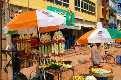 ಬೀದಿ ಬದಿಯ ವ್ಯಾಪಾರಿಗಳಿಗೆ ನೆರಳಾದ ರಜತ್ ಉಳ್ಳಾಗಡ್ಡಿಮಠ – ಹತ್ತಾರು ಕೆಲಸ ಕಾರ್ಯ ಗಳ ನಡುವೆ ಮಾದರಿ ಕೆಲಸ ಮಾಡಿದ ಯುವ ನಾಯಕ