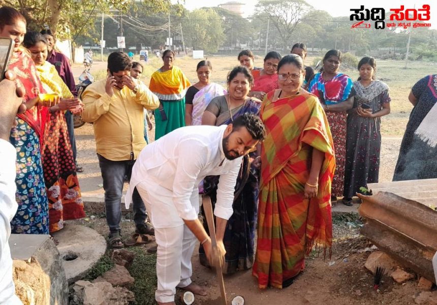 ಬೀದಿ ದೀಪ ಅಳವಡಿಸುವ ಕಾಮಗಾರಿಗೆ ಚಾಲನೆ ನೀಡಿದ ಯುವ ನಾಯಕ ರಜತ್ ಉಳ್ಳಾಗಡ್ಡಿಮಠ – 58ನೇ ವಾರ್ಡ್ ನಲ್ಲಿ ಮಹಾನಗರ ಪಾಲಿಕೆಯ ಸದಸ್ಯರೊಂದಿಗೆ ಕಾಮಗಾರಿಗೆ ಭೂಮಿ ಪೂಜೆ