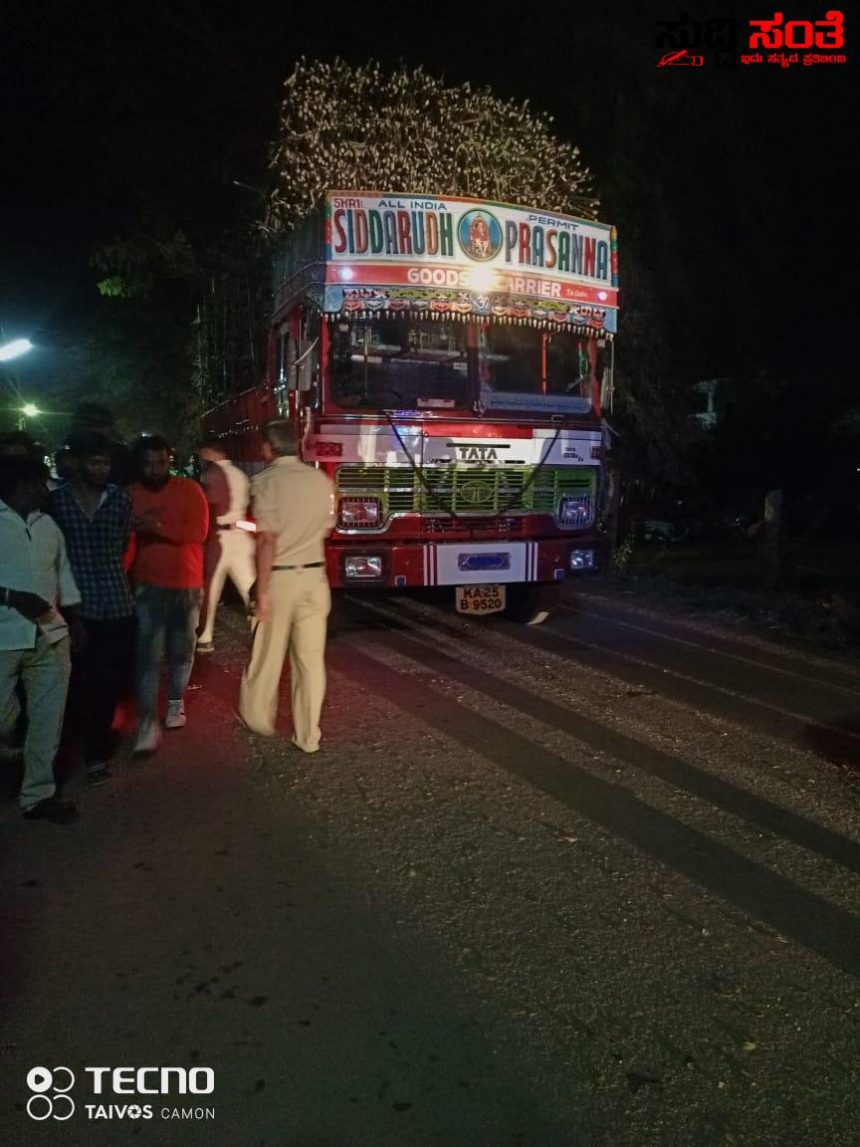 ಕಬ್ಬು ತುಂಬಿದ ಲಾರಿ ಹರಿದು ಪೊಟೊ ಗ್ರಾಫರ್ ಸ್ಥಳದಲ್ಲೇ ಸಾವು – ಧಾರವಾಡದ ಕಲಘಟಗಿ ಯಲ್ಲಿ ಅಪಘಾತ ಬಸವರಾಜ ಸಾವು…..
