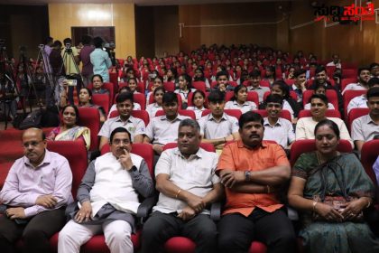 ಹುಬ್ಬಳ್ಳಿಯಲ್ಲಿ ಪರೀಕ್ಷಾ ಪೆ ಚರ್ಚಾ ಕಾರ್ಯಕ್ರಮದಲ್ಲಿ ಪಾಲ್ಗೊಂಡ ಕೇಂದ್ರ ಸಚಿವ ಪ್ರಹ್ಲಾದ್ ಜೋಶಿ – ವಿದ್ಯಾರ್ಥಿಗಳೊಂದಿಗೆ ಕಾರ್ಯಕ್ರಮ ವೀಕ್ಷಣೆ ಮಾಡಿ ಪುಸ್ತಕ ವಿತರಣೆ ಮಾಡಿ ಶುಭ ಹಾರೈಸಿದ ಸಚಿವರು…..