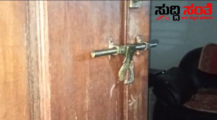 ಮನೆ ಕಳ್ಳತನ ಅರ್ಧ ಕೆಜಿ ಬಂಗಾರ ಬೆಳ್ಳಿ ಕದ್ದ ಖದೀಮರು ಒಬ್ಬಂಟಿಯಾಗಿದ್ದ ಮಹಿಳೆ…..