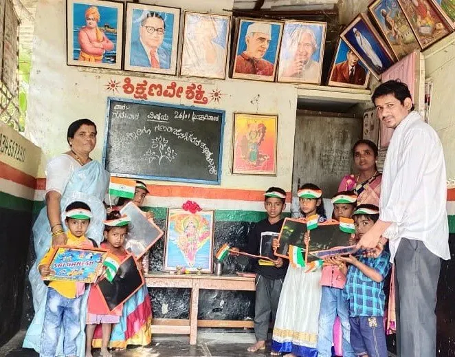 ಸರ್ಕಾರಿ ಶಾಲಾ ಮಕ್ಕಳಿಗೆ ಪಾಠಿ,ನೊಟ್ ಬುಕ್ ನೀಡಿ ಗಣರಾಜ್ಯೋತ್ಸವ ಆಚರಣೆ ಮಾಡಿದ ಏಳನೀರು ವ್ಯಾಪಾರಿ – ಮಾದರಿಯಾಯಿತು ಹುಲಗಪ್ಪನ ಅರ್ಥಪೂರ್ಣ ಈ ಒಂದು ಕಾರ್ಯ