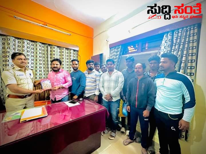 ಹಳೆ ಹುಬ್ಬಳ್ಳಿಯ ಪೊಲೀಸ್ ಇನ್ಸ್ಪೆಕ್ಟರ್ ಆಗಿ ಅಧಿಕಾರ ವಹಿಸಿಕೊಂಡ ಸುರೇಶ್ ಯಳ್ಳೂರ ಭಗವದ್ಗೀತೆ ನೀಡಿ ಸ್ವಾಗತ ಮಾಡಿದರು ಕ್ರಾಂತಿವೀರ ಸಂಗೊಳ್ಳಿ ರಾಯಣ್ಣ ಅಭಿಮಾನಿ ಬಳಗ ಹಾಗೂ ಸುರೇಶ್ ಗೋಕಾಕ್ ಗೆಳೆಯರ ಬಳಗದವರು