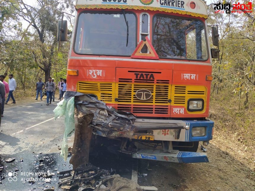 ಕಲಘಟಗಿ ಯಲ್ಲಿ ಭೀಕರ ಅಪಘಾತ ಇಬ್ಬರು ಸ್ಥಳದಲ್ಲೇ ಸಾವು – ಕಾರು ಕ್ಯಾಂಟರ್ ನಡುವೆ ಡಿಕ್ಕಿ ಸ್ಥಳಕ್ಕೇ ಇನ್ಸ್ಪೆಕ್ಟರ್ ಶ್ರೀಶೈಲ ಕೌಜಲಗಿ ಭೇಟಿ ಪರಿಶೀಲನೆ….. ಕಲಘಟಗಿ ಯಲ್ಲಿ ಭೀಕರ ಅಪಘಾತ ಇಬ್ಬರು ಸ್ಥಳದಲ್ಲೇ ಸಾವು – ಕಾರು ಕ್ಯಾಂಟರ್ ನಡುವೆ ಡಿಕ್ಕಿ ಸ್ಥಳಕ್ಕೇ ಇನ್ಸ್ಪೆಕ್ಟರ್ ಶ್ರೀಶೈಲ ಕೌಜಲಗಿ ಭೇಟಿ ಪರಿಶೀಲನೆ…..