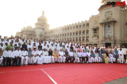 ಇವರೇ ನೋಡಿ 15ನೇ ವಿಧಾನ ಸಭಾ ರಾಜ್ಯದ ಸದಸ್ಯರು – ವಿಧಾನಸಭೆ ಆವರಣದಲ್ಲಿ ನಡೆಯಿತು ಶಾಸಕರ ಗ್ರೂಪ್ ಫೋಟೋಶೂಟ್