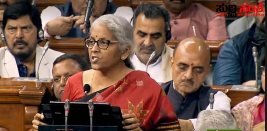 ಧಾರವಾಡ ಕಸೂತಿ ಕಲೆಯ ಸೀರೆಯುಟ್ಟು ಕೇಂದ್ರ ಬಜೆಟ್ ಮಂಡನೆ ಮಾಡಿದ ಸಚಿವೆ ನಿರ್ಮಲಾ ಸೀತಾರಾಮನ್ – ಜಿಲ್ಲೆಯ ಕಸೂತಿ ಕಲೆಯ ಕುರಿತು ಸಚಿವೆಗೆ ಹೇಳಿ ಉಡುಗೊರೆ ಕಳಿಸಿಕೊಟ್ಟಿದ್ದ ಕೇಂದ್ರ ಸಚಿವ ಪ್ರಹ್ಲಾದ್ ಜೋಶಿ