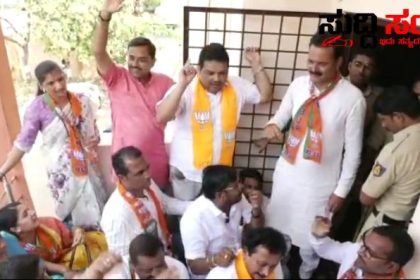 ಧಾರವಾಡದಲ್ಲಿ ಶಾಸಕ ಪ್ರಸಾದ್ ಅಬ್ಬಯ್ಯ ವಿರುದ್ದ ಬಿಜೆಪಿ ಪಕ್ಷದಿಂದ ಪ್ರತಿಭಟನೆ – ಮನೆಯಲ್ಲಿಯೇ ಶಾಸಕರು ಹಕ್ಕು ಪತ್ರ ವಿತರಿಸಿದ್ದಾರೆಂದು ಸ್ಲಂ ಬೊರ್ಡ್ ಕಚೇರಿಗೆ ಮುತ್ತಿಗೆ ಹಾಕಿ ಆಕ್ರೋಶ