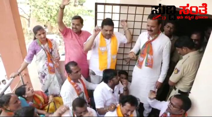 ಧಾರವಾಡದಲ್ಲಿ ಶಾಸಕ ಪ್ರಸಾದ್ ಅಬ್ಬಯ್ಯ ವಿರುದ್ದ ಬಿಜೆಪಿ ಪಕ್ಷದಿಂದ ಪ್ರತಿಭಟನೆ – ಮನೆಯಲ್ಲಿಯೇ ಶಾಸಕರು ಹಕ್ಕು ಪತ್ರ ವಿತರಿಸಿದ್ದಾರೆಂದು ಸ್ಲಂ ಬೊರ್ಡ್ ಕಚೇರಿಗೆ ಮುತ್ತಿಗೆ ಹಾಕಿ ಆಕ್ರೋಶ