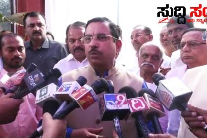 ರಸ್ತೆ ಮಧ್ಯದಲ್ಲಿ ವಾರ್ ಮಾಡುತ್ತಿರುವ ಅಧಿಕಾರಿಗಳಿಗೆ ವಾರ್ನಿಂಗ್ ಕೊಟ್ಟ ಕೇಂದ್ರ ಸಚಿವ ಪ್ರಹ್ಲಾದ್ ಜೋಶಿ – ಮಹಿಳಾ ಅಧಿಕಾರಿಗಳ ಕಿತ್ತಾಟದಿಂದ ಮುಖ್ಯಮಂತ್ರಿ ಗೆ ಸಚಿವರು ಕೊಟ್ಟ ಸಂದೇಶ ಏನು ಗೊತ್ತಾ…..