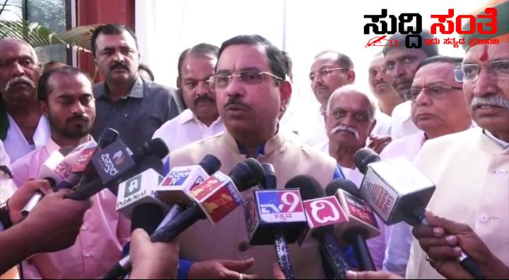 ರಸ್ತೆ ಮಧ್ಯದಲ್ಲಿ ವಾರ್ ಮಾಡುತ್ತಿರುವ ಅಧಿಕಾರಿಗಳಿಗೆ ವಾರ್ನಿಂಗ್ ಕೊಟ್ಟ ಕೇಂದ್ರ ಸಚಿವ ಪ್ರಹ್ಲಾದ್ ಜೋಶಿ – ಮಹಿಳಾ ಅಧಿಕಾರಿಗಳ ಕಿತ್ತಾಟದಿಂದ ಮುಖ್ಯಮಂತ್ರಿ ಗೆ ಸಚಿವರು ಕೊಟ್ಟ ಸಂದೇಶ ಏನು ಗೊತ್ತಾ…..