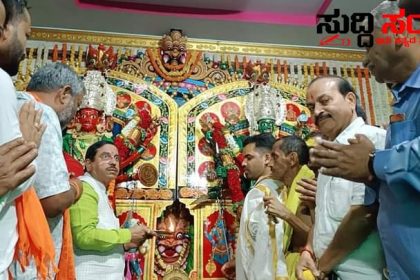 ಗ್ರಾಮದೇವತೆಗಳಿಗೆ ವಿಶೇಷ ಪೂಜೆ ಸಲ್ಲಿಸಿ ದರ್ಶನ ಮಾಡಿದ ಕೇಂದ್ರ ಸಚಿವ ಪ್ರಹ್ಲಾದ್ ಜೋಶಿ – ಕೇಂದ್ರ ಸಚಿವರಿಗೆ ಸಾಥ್ ನೀಡಿದ ಶಾಸಕರು ಪಕ್ಷದ ಕಾರ್ಯಕರ್ತರು ಮುಖಂಡರು