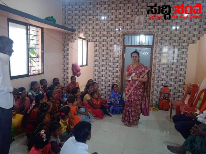 ಕ್ಷೇತ್ರದಲ್ಲಿ ಅಖಾಡಕ್ಕಿಳಿದ ಮಾಜಿ ಸಚಿವ ವಿನಯ ಕುಲಕರ್ಣಿ ಪತ್ನಿ ಶಿವಲೀಲಾ ಕುಲಕರ್ಣಿ – ಕ್ಷೇತ್ರದಿಂದ ಪತಿ ದೂರವಿದ್ದರೂ ಸ್ಥಾನವನ್ನು ತುಂಬಿ ಪಕ್ಷದ ಪರ ಕೆಲಸ ಮಾಡುತ್ತಾ ಸಮಸ್ಯೆ ಆಲಿಸುತ್ತಿರುವ ಶಿವಲೀಲಾ ಕುಲಕರ್ಣಿ……